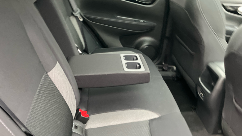 Nissan Qashqai 1.3 DiG-T N-Connecta 5dr [Glass Roof Pack] Petrol Hatchback